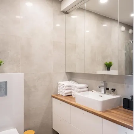 Riverside With Balcony & Parking Properunit Apartman *